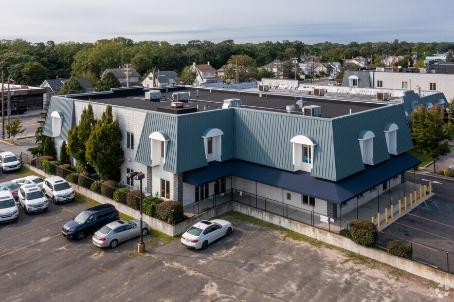 33 Medford Ave, Patchogue, NY for lease - Building Photo - Image 2 of 5