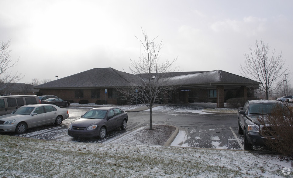 3390 E Jolly Rd, Lansing, MI for lease - Building Photo - Image 2 of 3