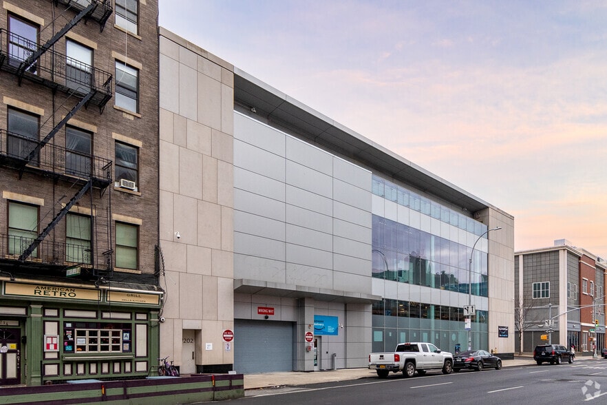 706 11th Ave, New York, NY for lease - Building Photo - Image 3 of 8