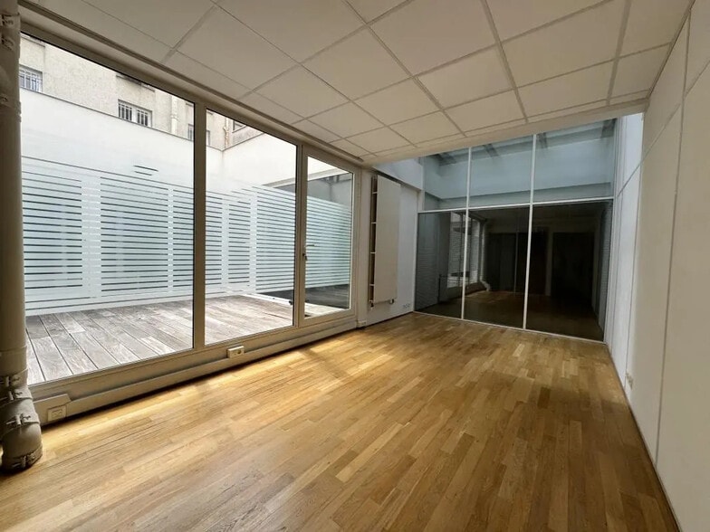 Office in Paris for lease - Interior Photo - Image 2 of 18
