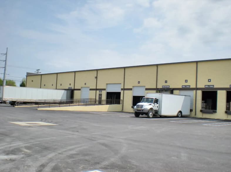 4851-4859 Jennings Ln, Louisville, KY for lease - Building Photo - Image 2 of 4