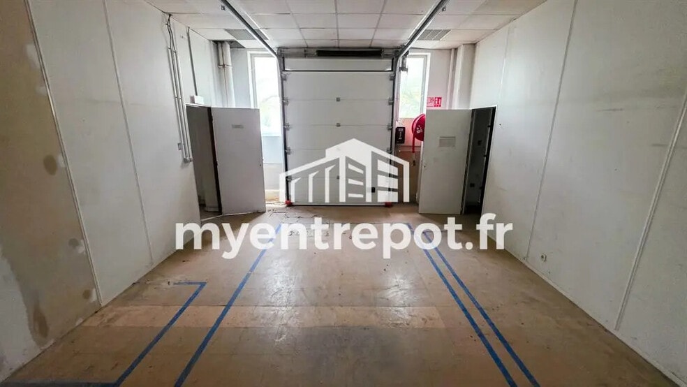 Flex in Marseille for lease - Interior Photo - Image 3 of 9