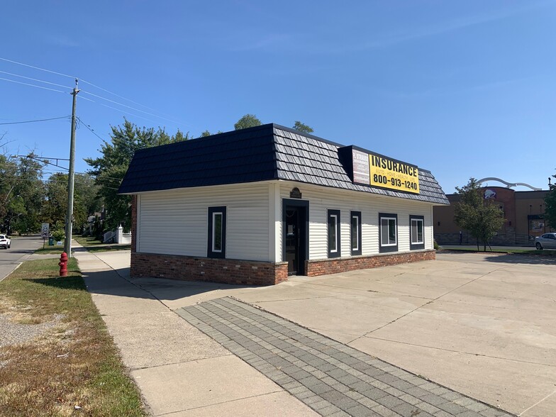 21950 Woodward Ave, Ferndale, MI for lease - Building Photo - Image 2 of 7
