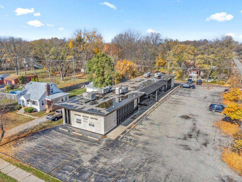 28200 7 Mile Rd, Livonia, MI for sale - Building Photo - Image 1 of 1