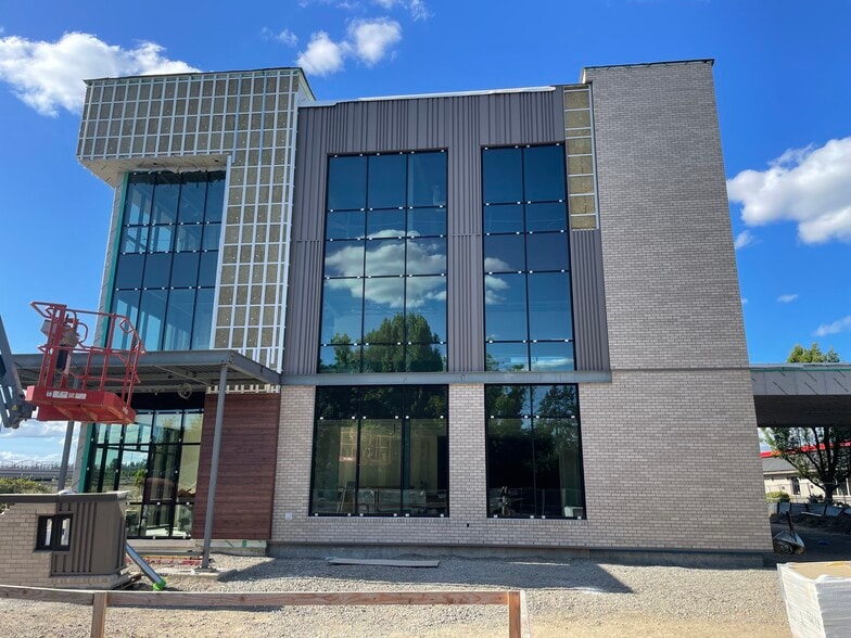 2951 Stacy Allison Way, Woodburn, OR for lease - Building Photo - Image 2 of 3