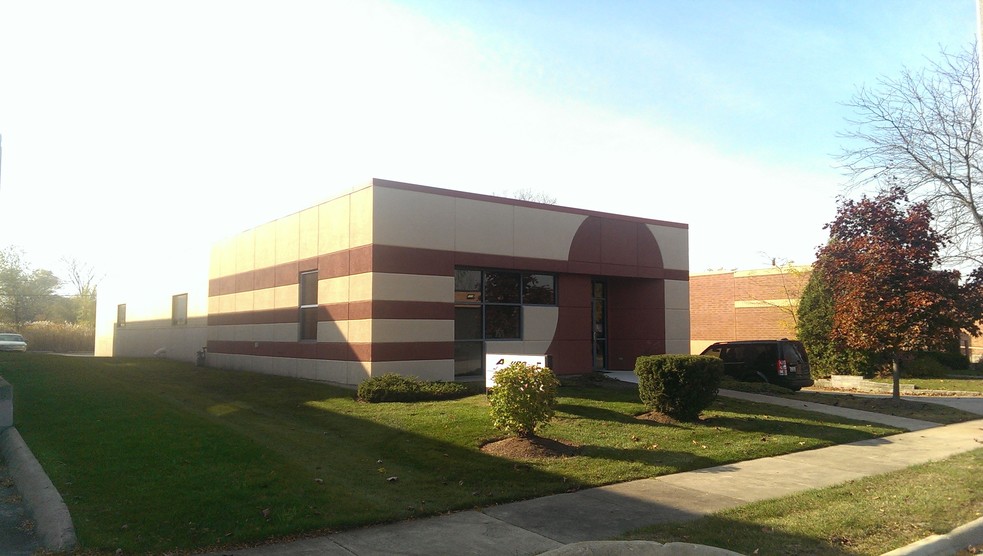 3901 Grove Ave, Gurnee, IL for lease - Building Photo - Image 1 of 1