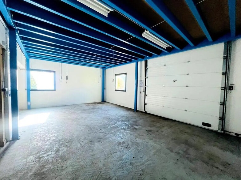 Flex in Noisy-le-Roi for lease - Interior Photo - Image 1 of 10