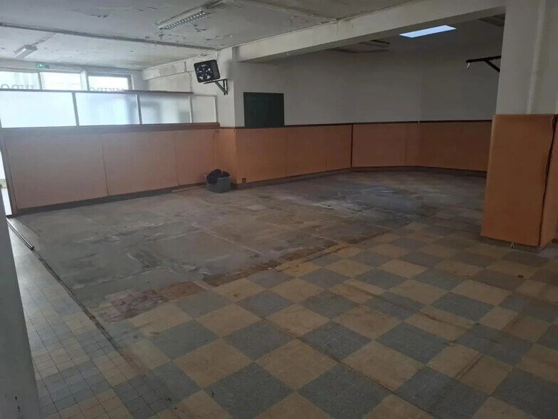 Retail in Nice for lease - Interior Photo - Image 3 of 4