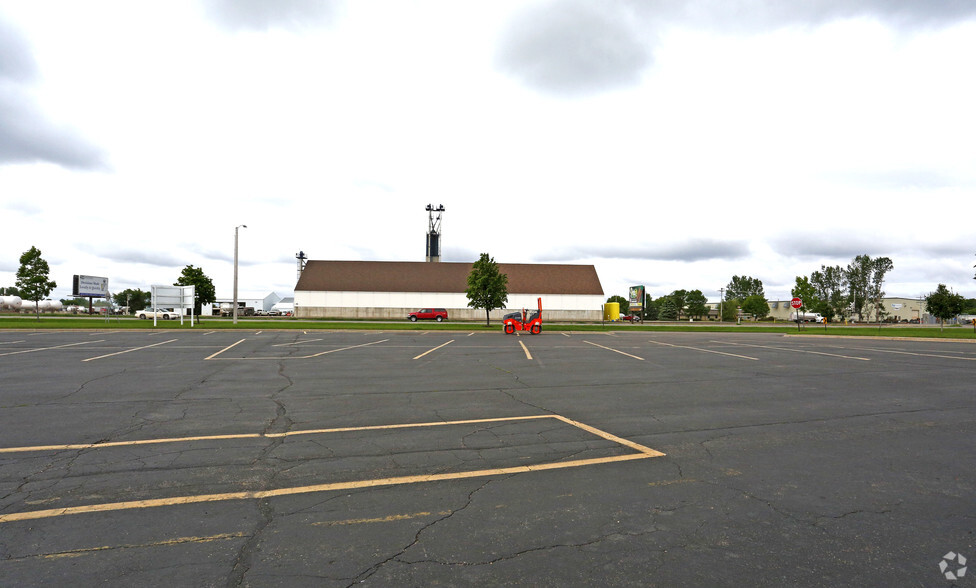 951-975 E Frontage Rd, Litchfield, MN for sale - Primary Photo - Image 1 of 2