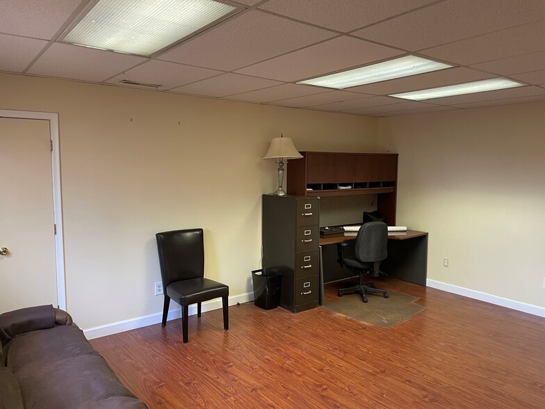 3214 S Dye Rd, Flint, MI for lease - Interior Photo - Image 3 of 7