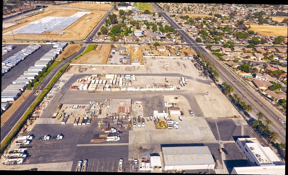 18410 Slover Ave, Bloomington, CA for lease - Building Photo - Image 2 of 6