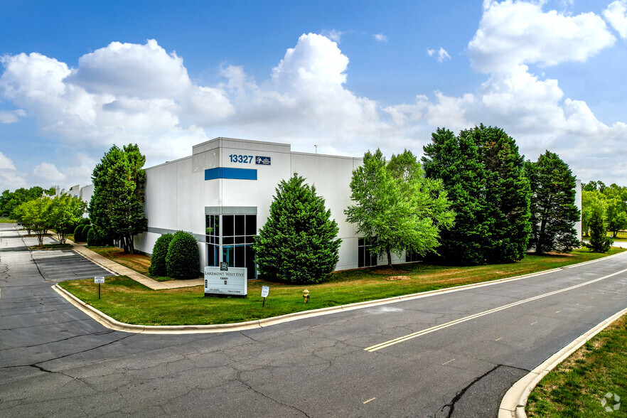 13327 Carowinds Blvd, Charlotte, NC for lease - Building Photo - Image 2 of 6