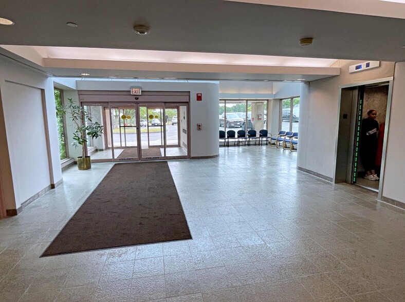 3 Woodland Rd, Stoneham, MA for lease - Lobby - Image 2 of 7