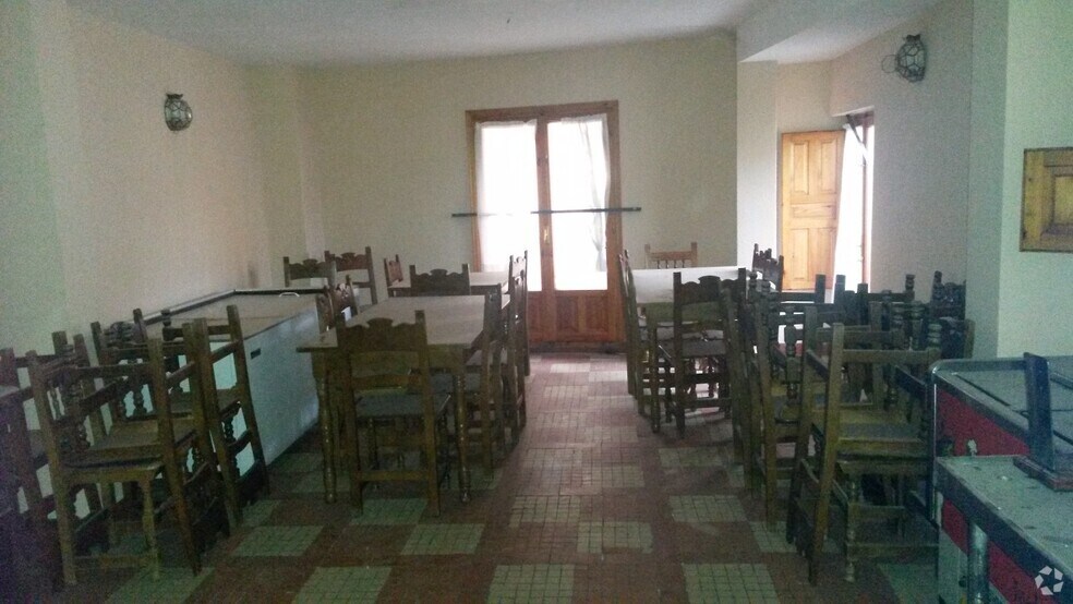 Retail in Segovia, Segovia for lease - Primary Photo - Image 1 of 4