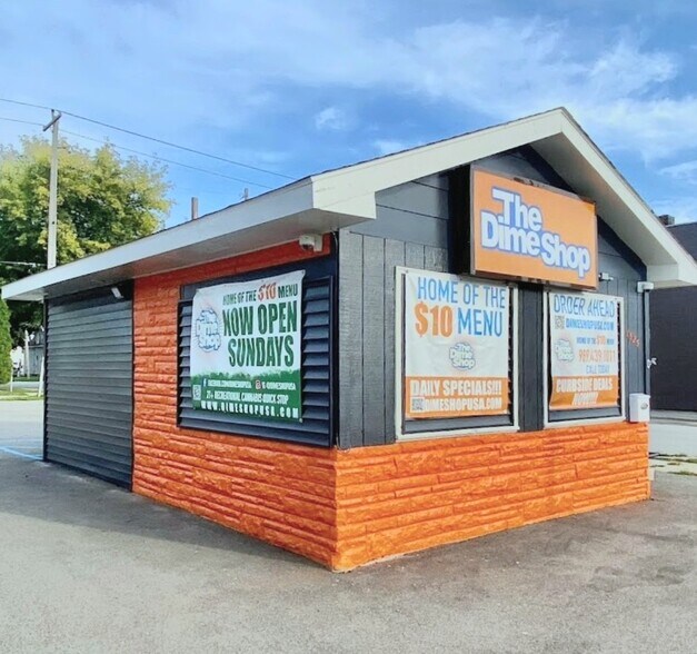 1525 Broadway St, Bay City, MI 48708 Lot and building