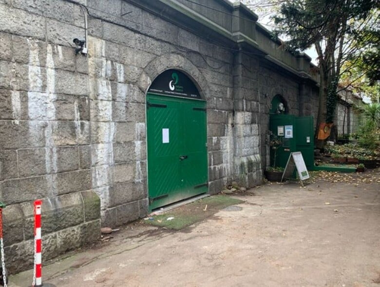 Kew Bridge, Richmond for sale - Primary Photo - Image 1 of 1