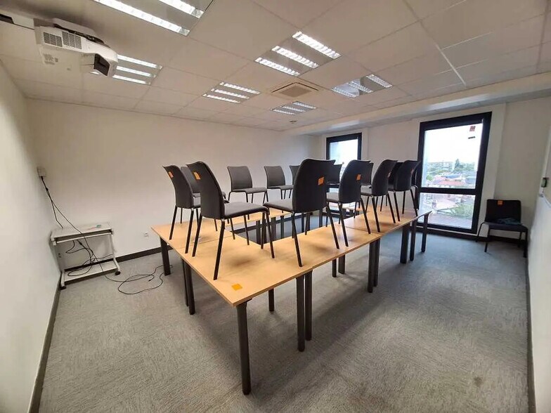 Office in Bordeaux for lease - Building Photo - Image 3 of 8
