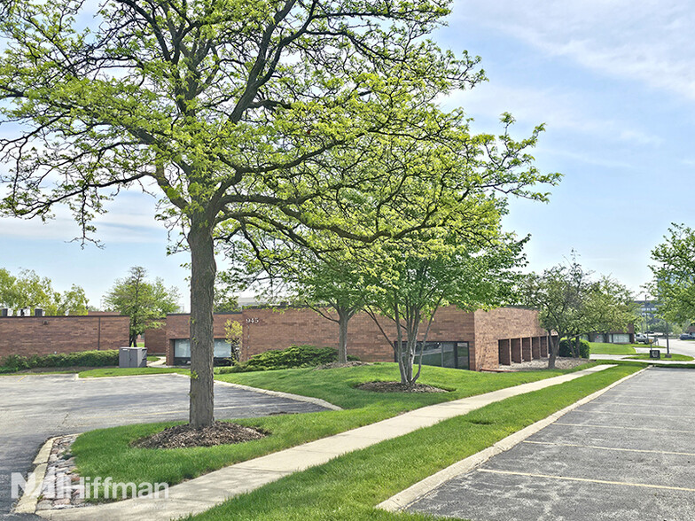 945 N Plum Grove Rd, Schaumburg, IL for sale - Building Photo - Image 1 of 11