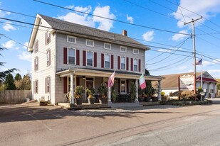 Ottsville Inn: Restaurant & Bar w/ Apartments - Parking Garage