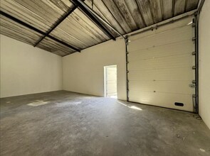 Flex in Eaubonne for lease Interior Photo- Image 2 of 5