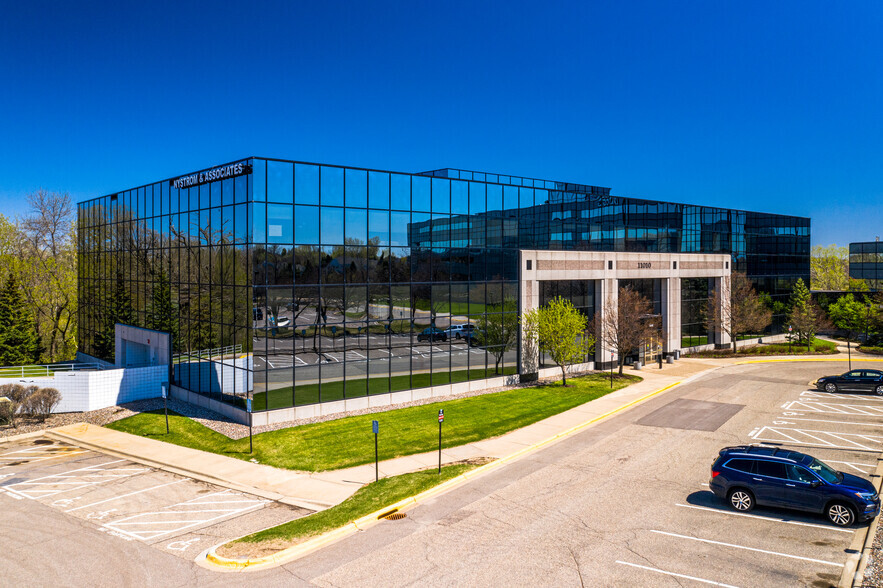 11010 Prairie Lakes Dr, Eden Prairie, MN for lease - Building Photo - Image 1 of 11