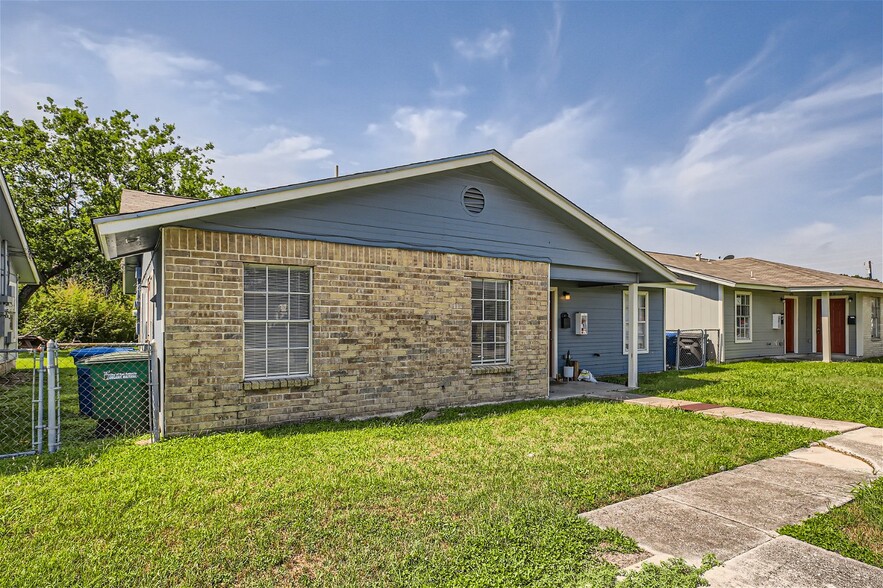 Olmos Drive Duplexes portfolio of 2 properties for sale on LoopNet.com - Building Photo - Image 2 of 25