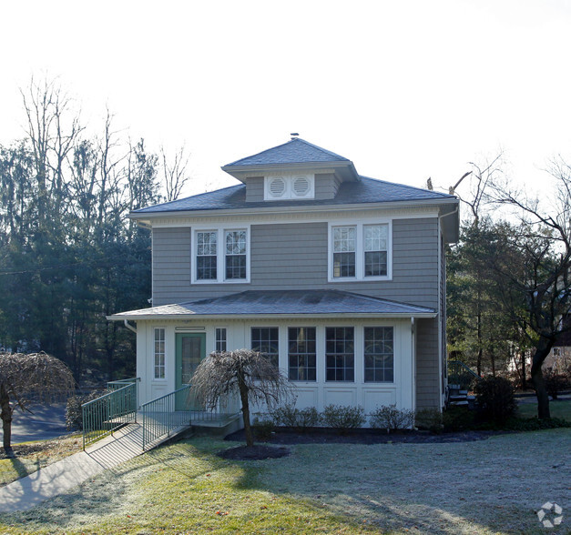 2241 Crompond Rd, Cortlandt Manor, NY for lease - Primary Photo - Image 1 of 7