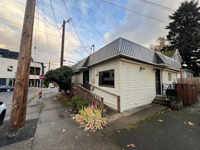 4305-4307 SE Milwaukie Ave, Portland, OR for lease - Building Photo - Image 2 of 7