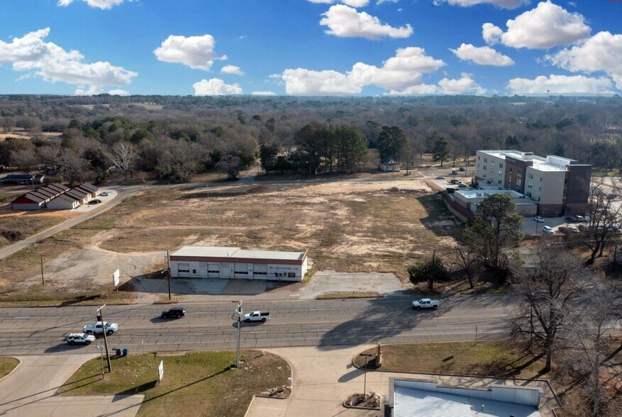 601 & 605 N Main St, Lindale, TX 75771