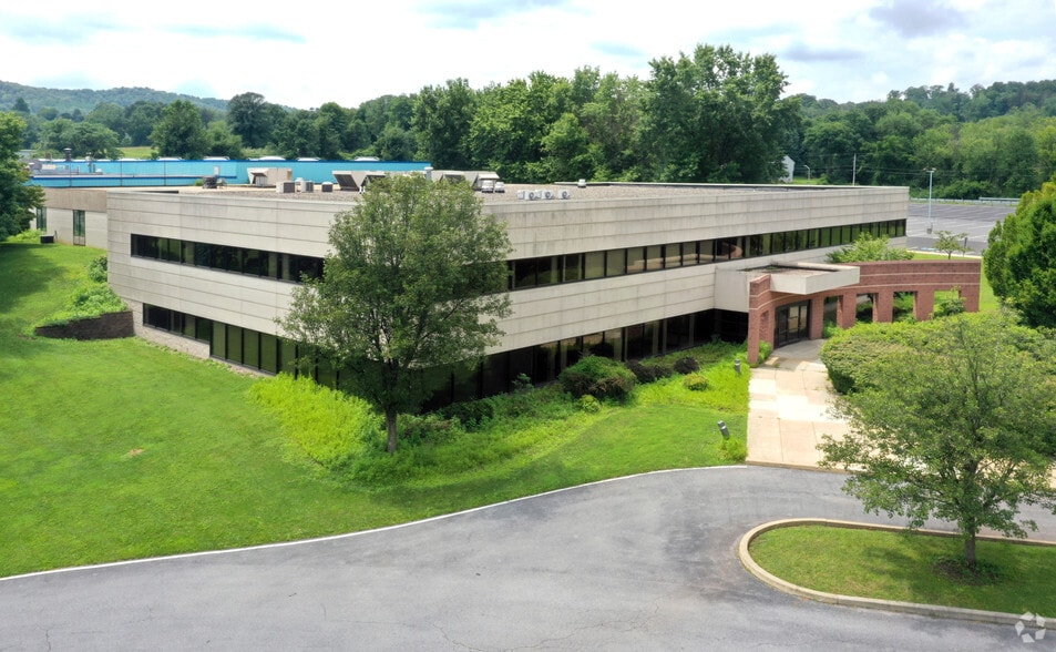 400 E Wyomissing Ave, Mohnton, PA for sale - Building Photo - Image 1 of 1