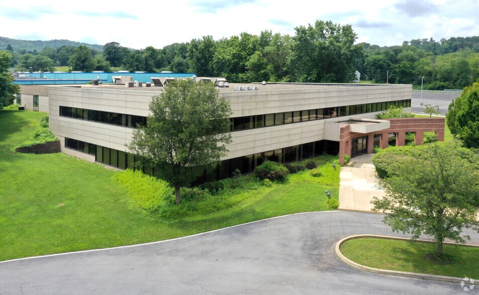 400 E Wyomissing Ave, Mohnton, PA for sale - Primary Photo - Image 1 of 1