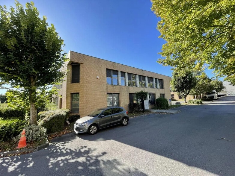 Office in Torcy for lease - Building Photo - Image 1 of 8