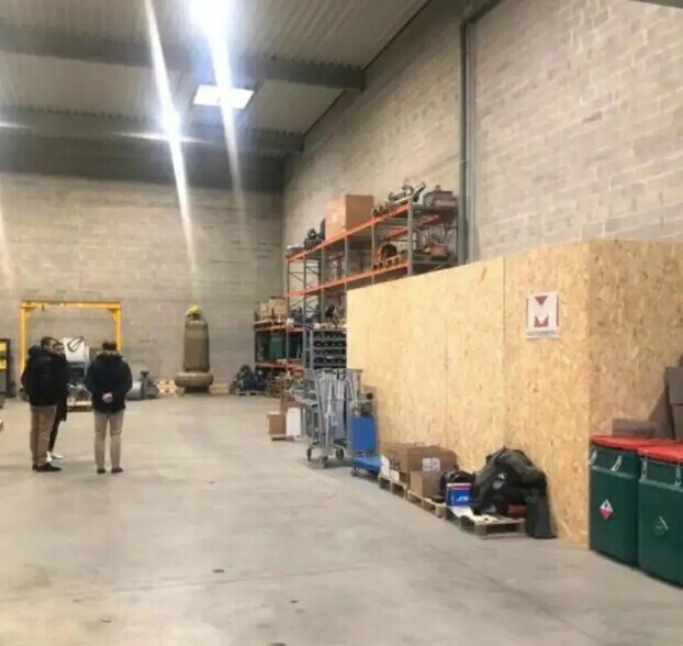 Flex in Élancourt for lease - Interior Photo - Image 2 of 4