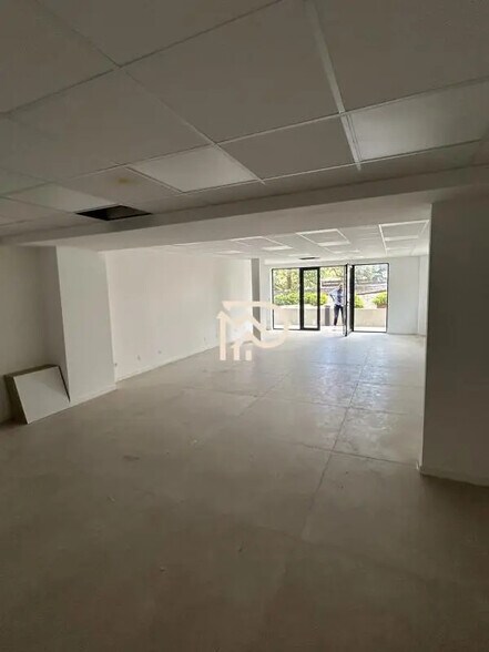 Flex in Saint-Cyr-sur-Mer for lease - Interior Photo - Image 2 of 4