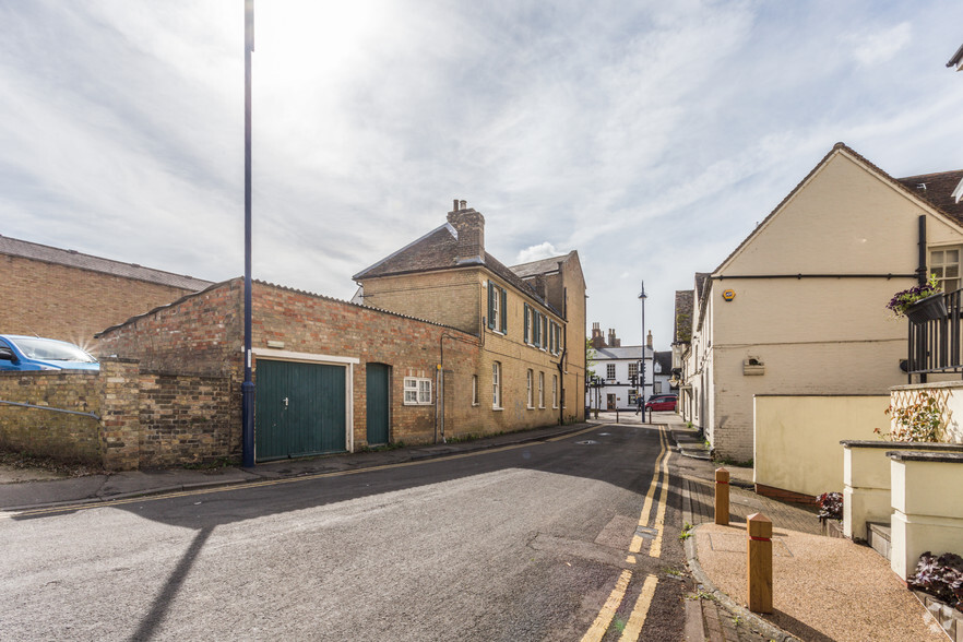 3-5 Market Sq, St Neots for lease - Building Photo - Image 2 of 5