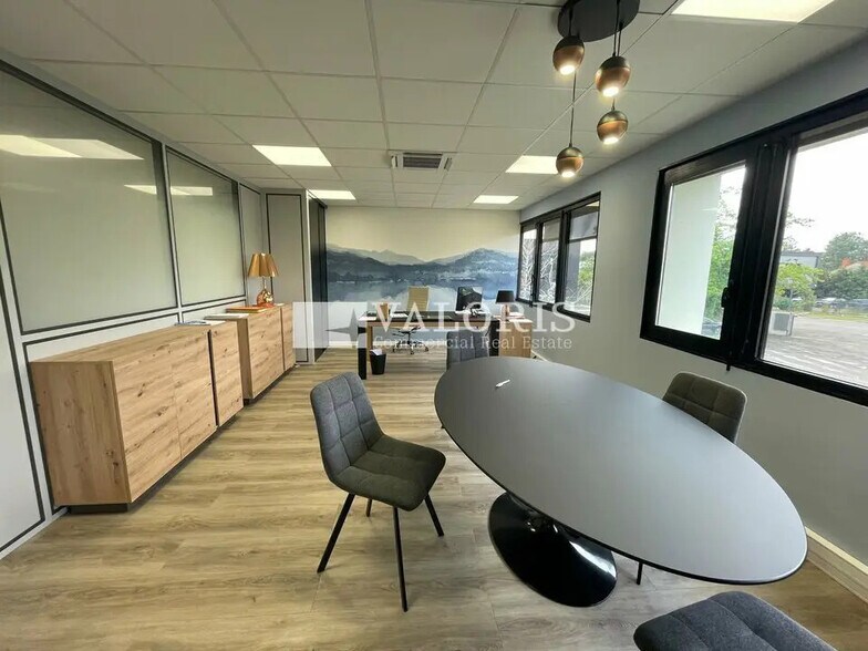 Office in Francheville for lease - Interior Photo - Image 2 of 5