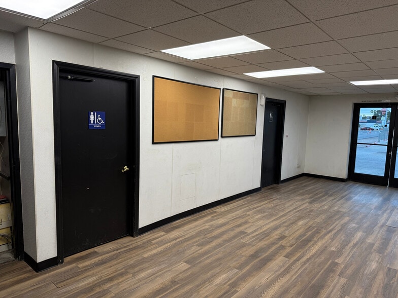 1239 N Boulder Hwy, Henderson, NV for lease - Building Photo - Image 3 of 9