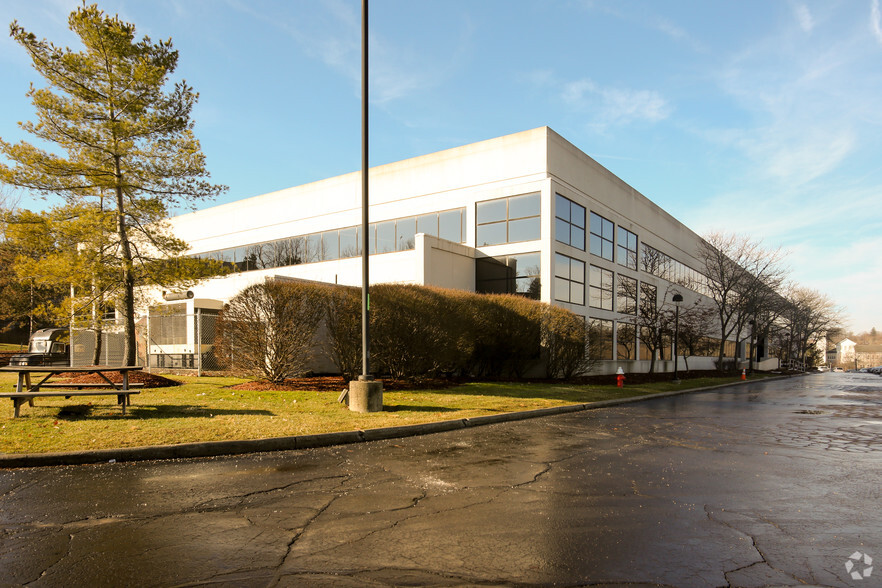 8333 Rockside Rd, Valley View, OH for sale - Primary Photo - Image 1 of 1