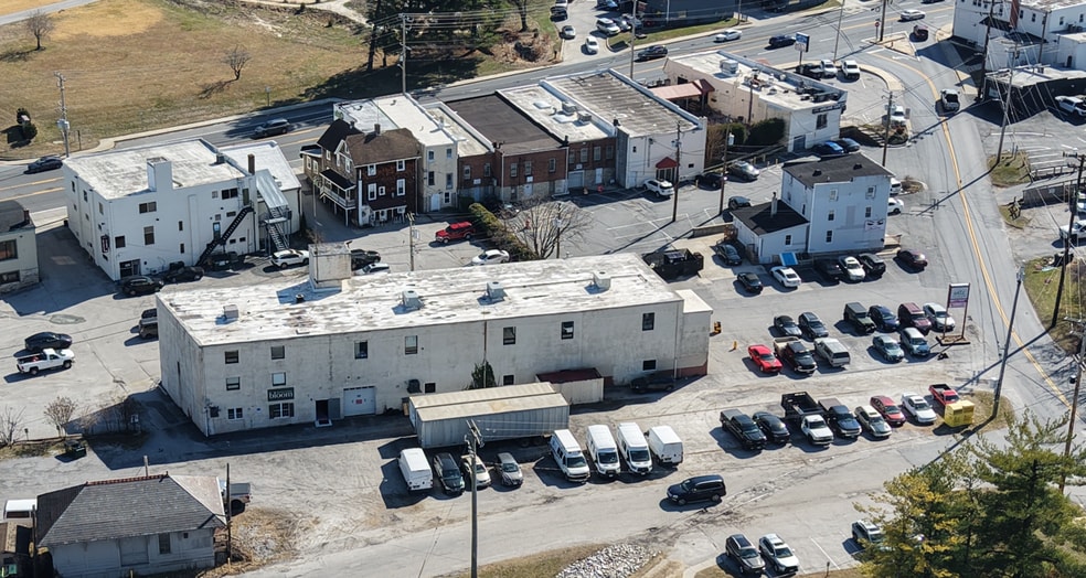 Flex/Service/Retail Property portfolio of 3 properties for sale on LoopNet.com - Building Photo - Image 2 of 9