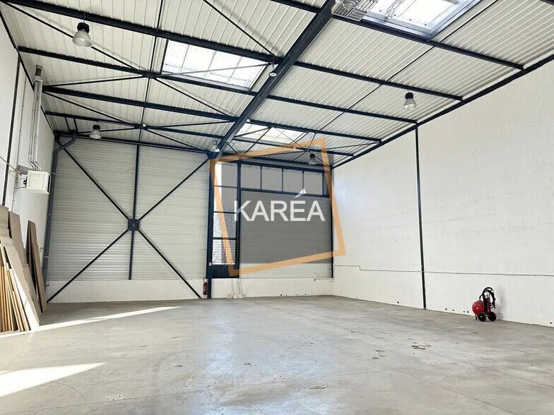 Flex in Montévrain for lease - Interior Photo - Image 1 of 5