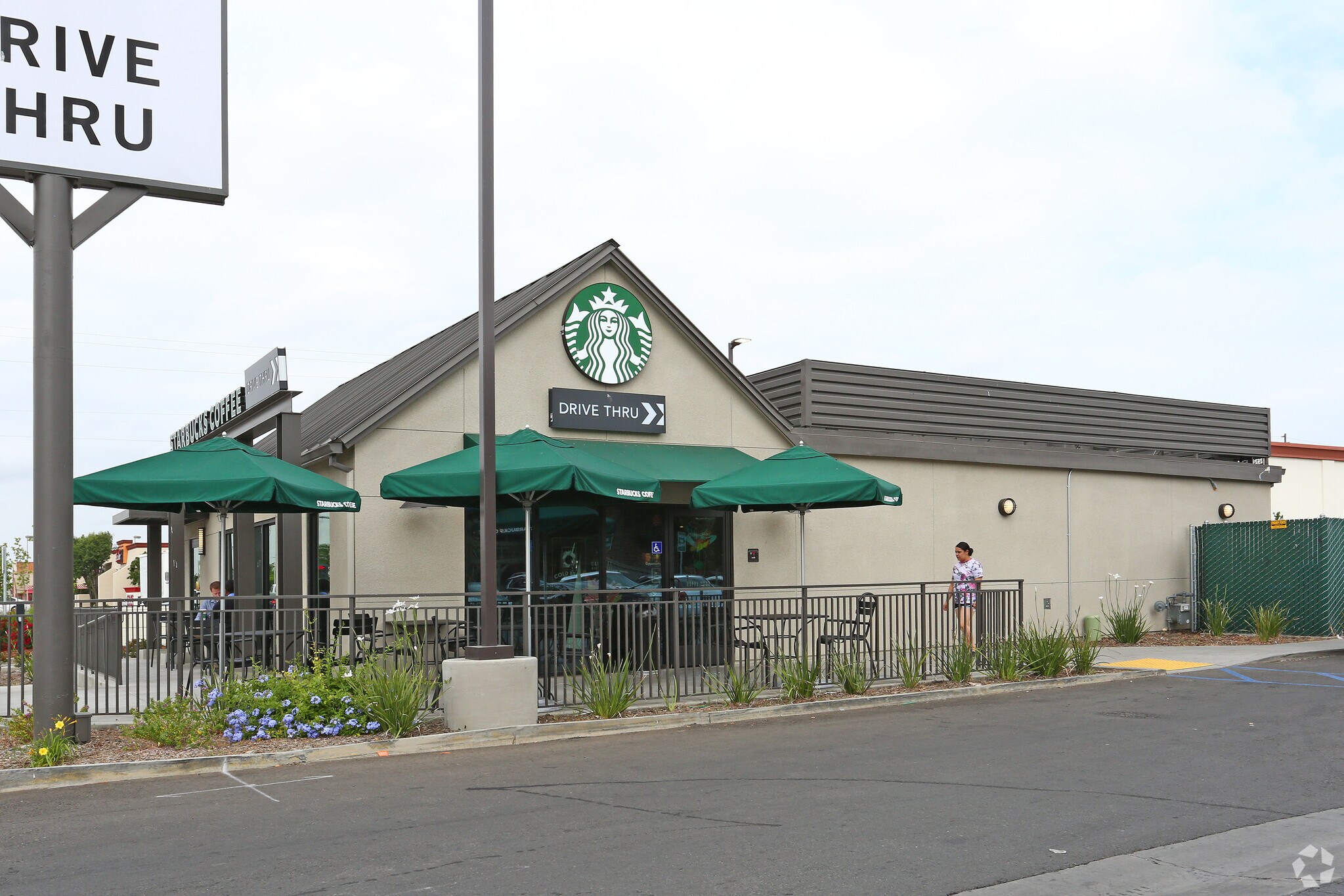 550 W Lacey Blvd, Hanford, CA 93230 Starbucks