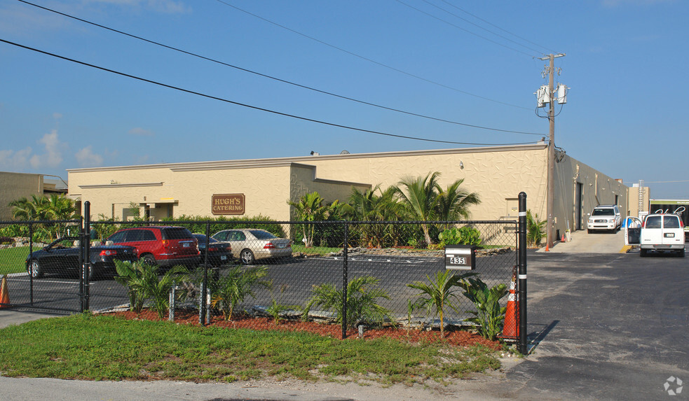 4351 NE 12th Ter, Oakland Park, FL for lease - Primary Photo - Image 1 of 57