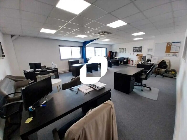 Retail in Saint-Jean-d'Illac for lease - Building Photo - Image 3 of 15