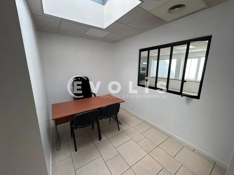 Office in Crosne for lease - Interior Photo - Image 3 of 10