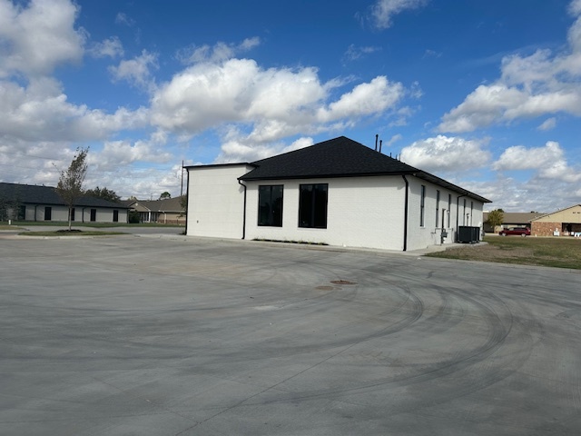 1010 S Santa Fe Ave, Moore, OK for lease - Building Photo - Image 3 of 33