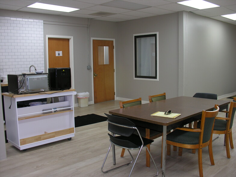 220 W Wayne St, Kendallville, IN for lease - Interior Photo - Image 3 of 29