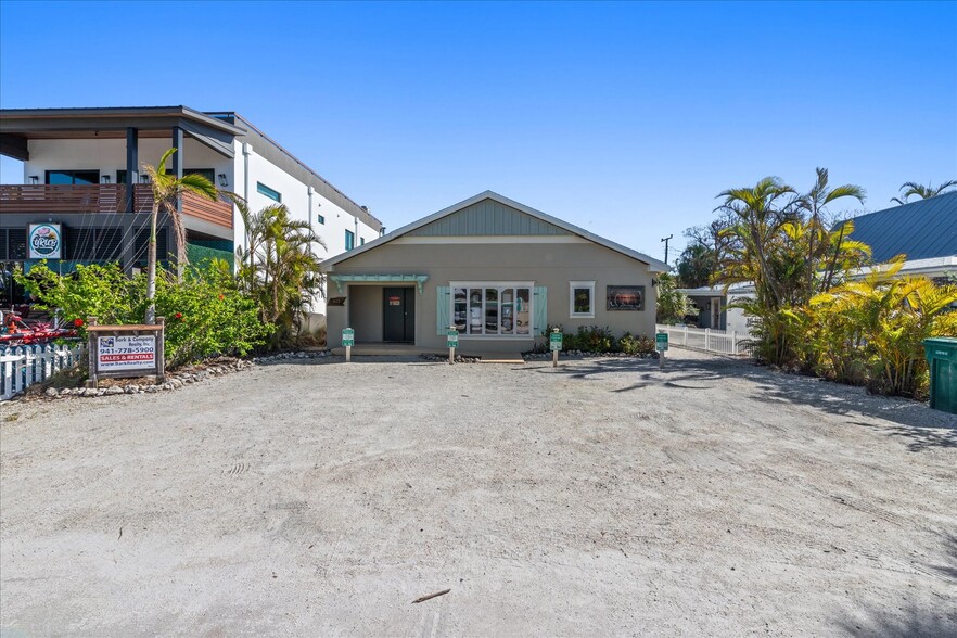 413 Pine Ave, Anna Maria, FL for sale - Primary Photo - Image 1 of 24