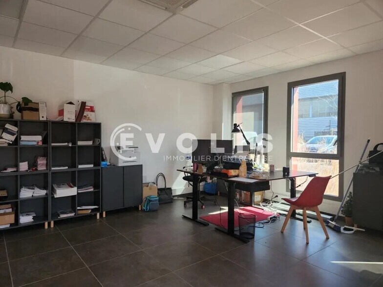 Flex in Chassieu for lease - Building Photo - Image 2 of 17