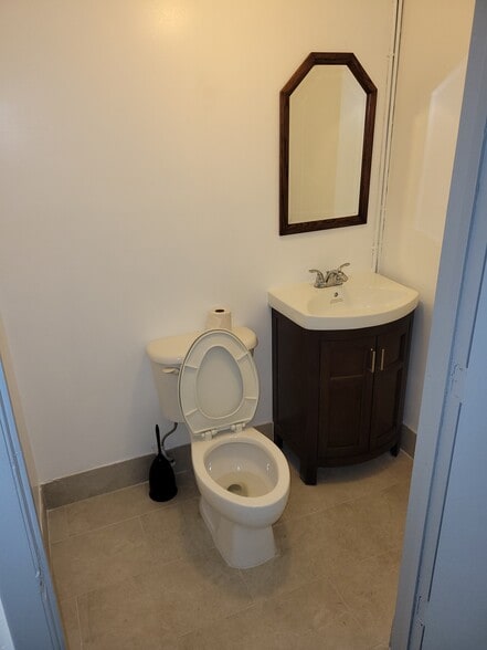 818-838 NE 40th Ct, Oakland Park, FL for lease - Building Photo - Image 3 of 41