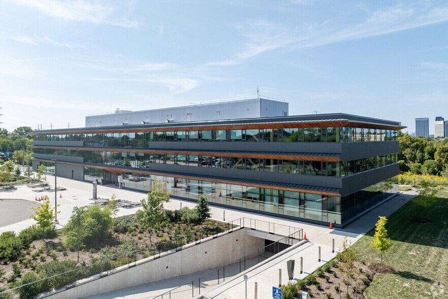 60 Mobile Dr, Toronto, ON for lease - Building Photo - Image 1 of 1